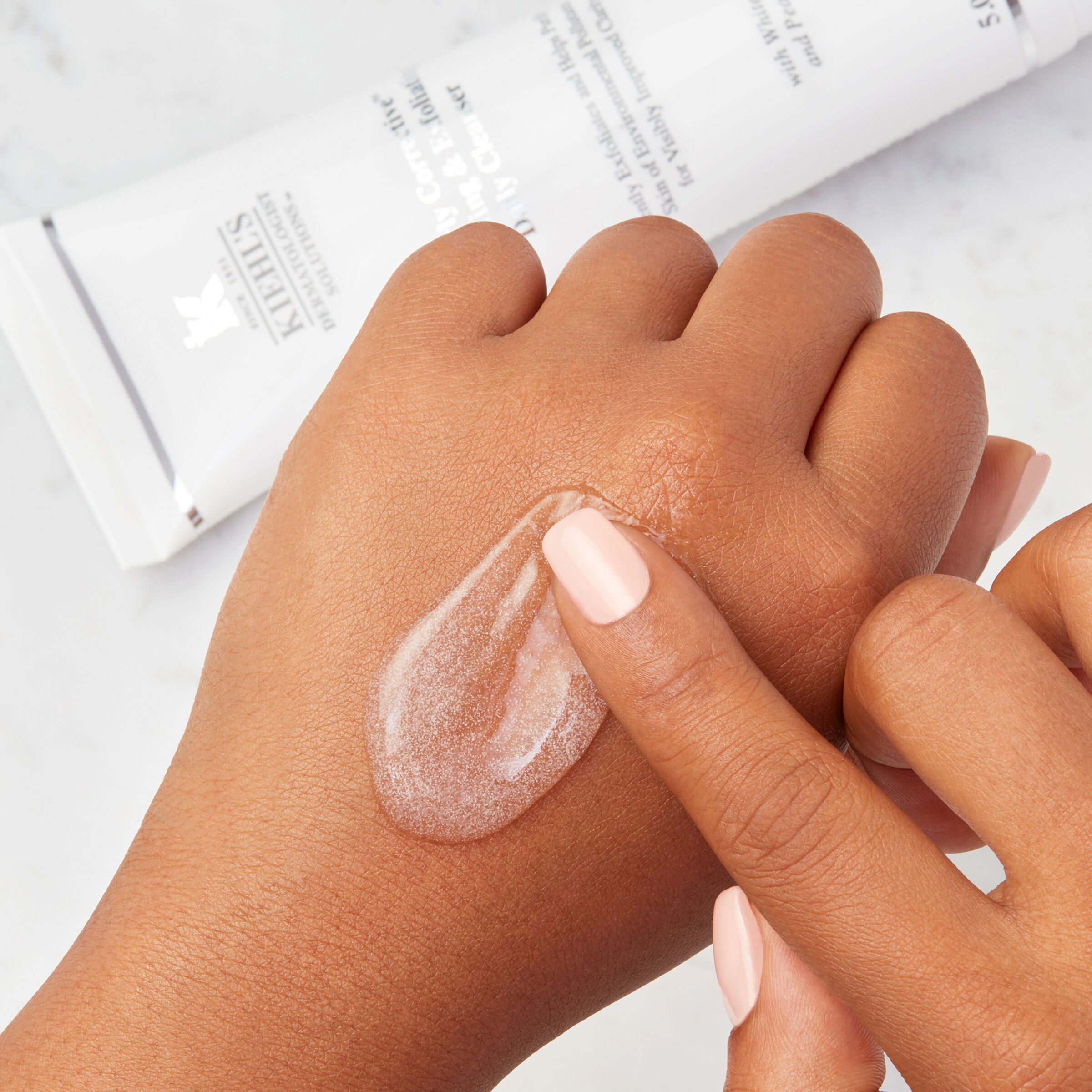 Clearly Corrective™ Nettoyant eclaircissant et exfoliant